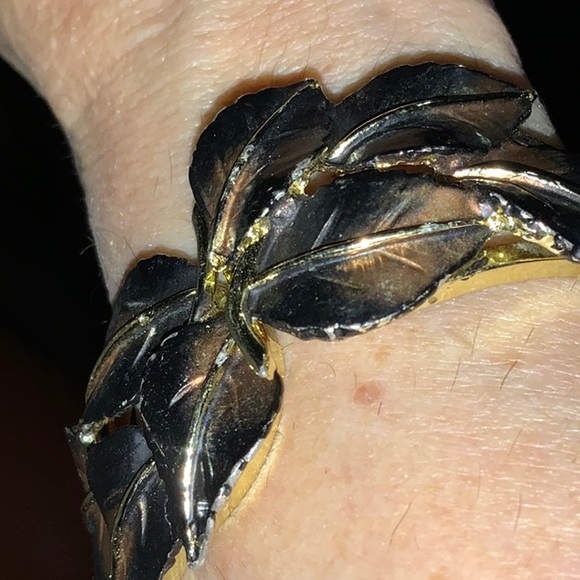 Clamper Style Leaf Motif Bracelet - Picture 8 of 16